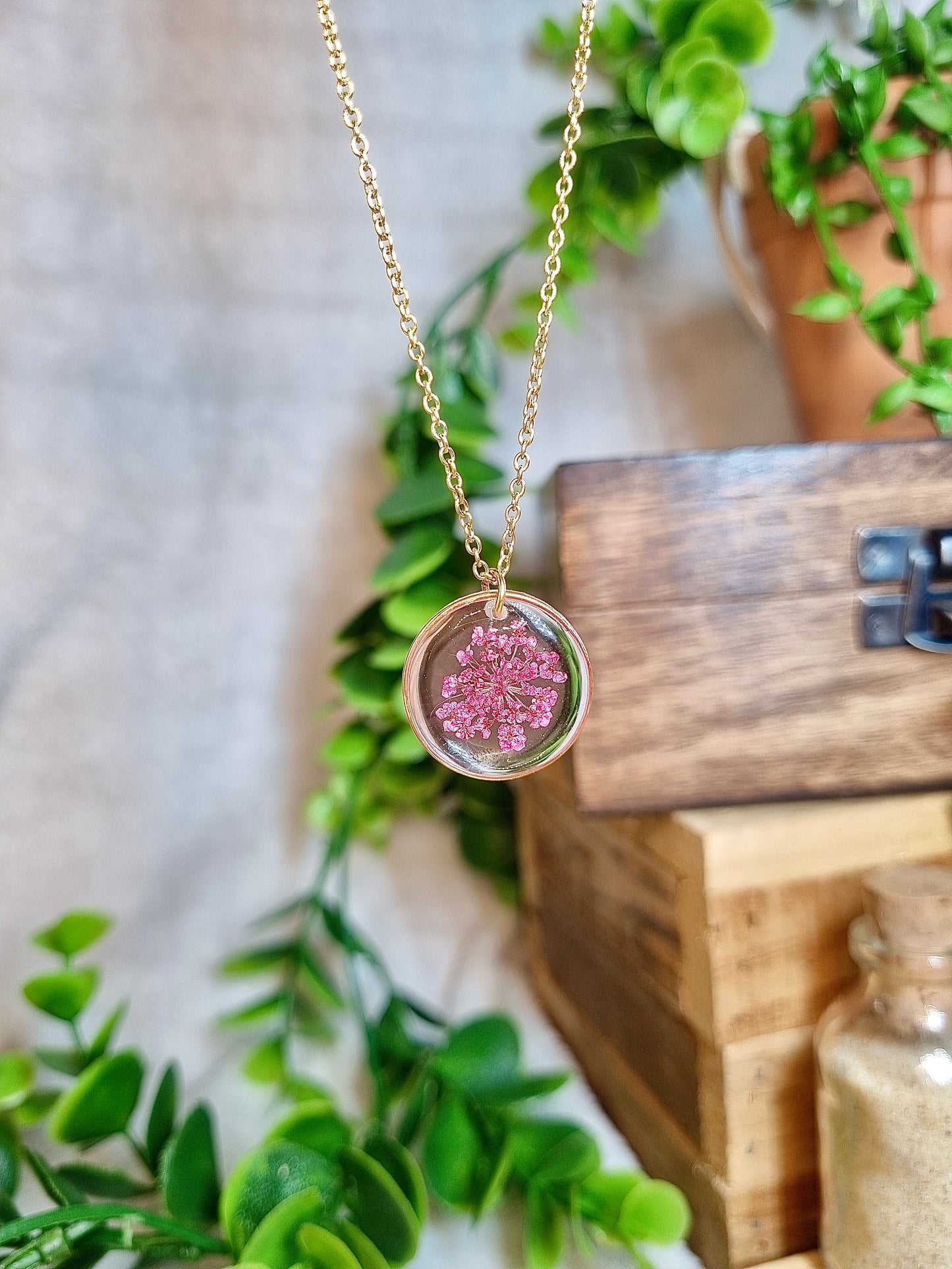 Collier jolie fleur carotte sauvage teintée rose