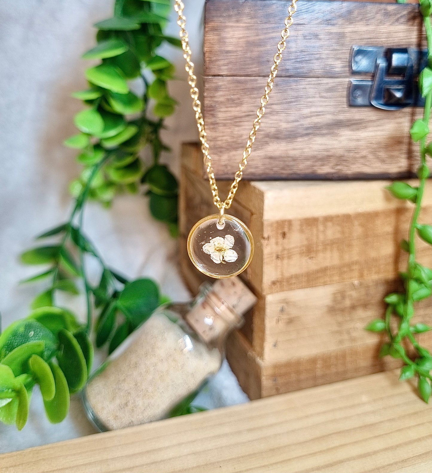 Collier petite fleur blanche
