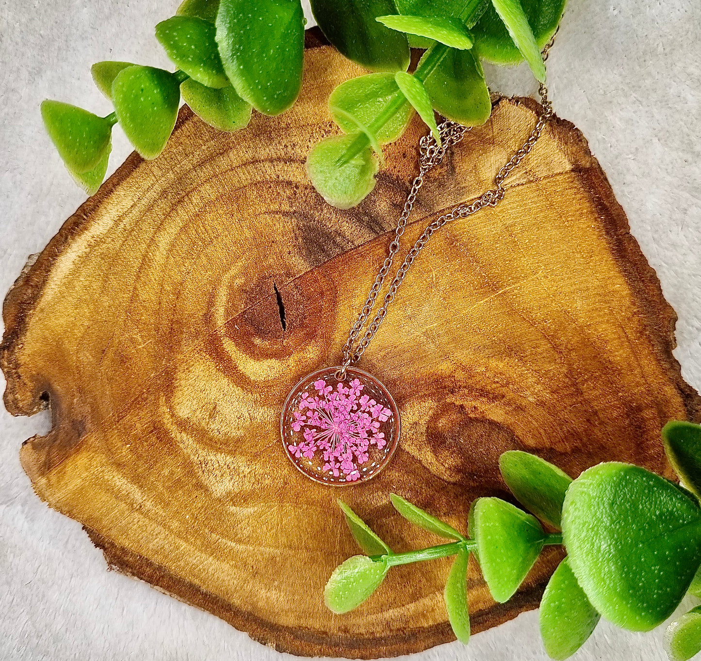 Collier fleur de carotte sauvage teintée rose