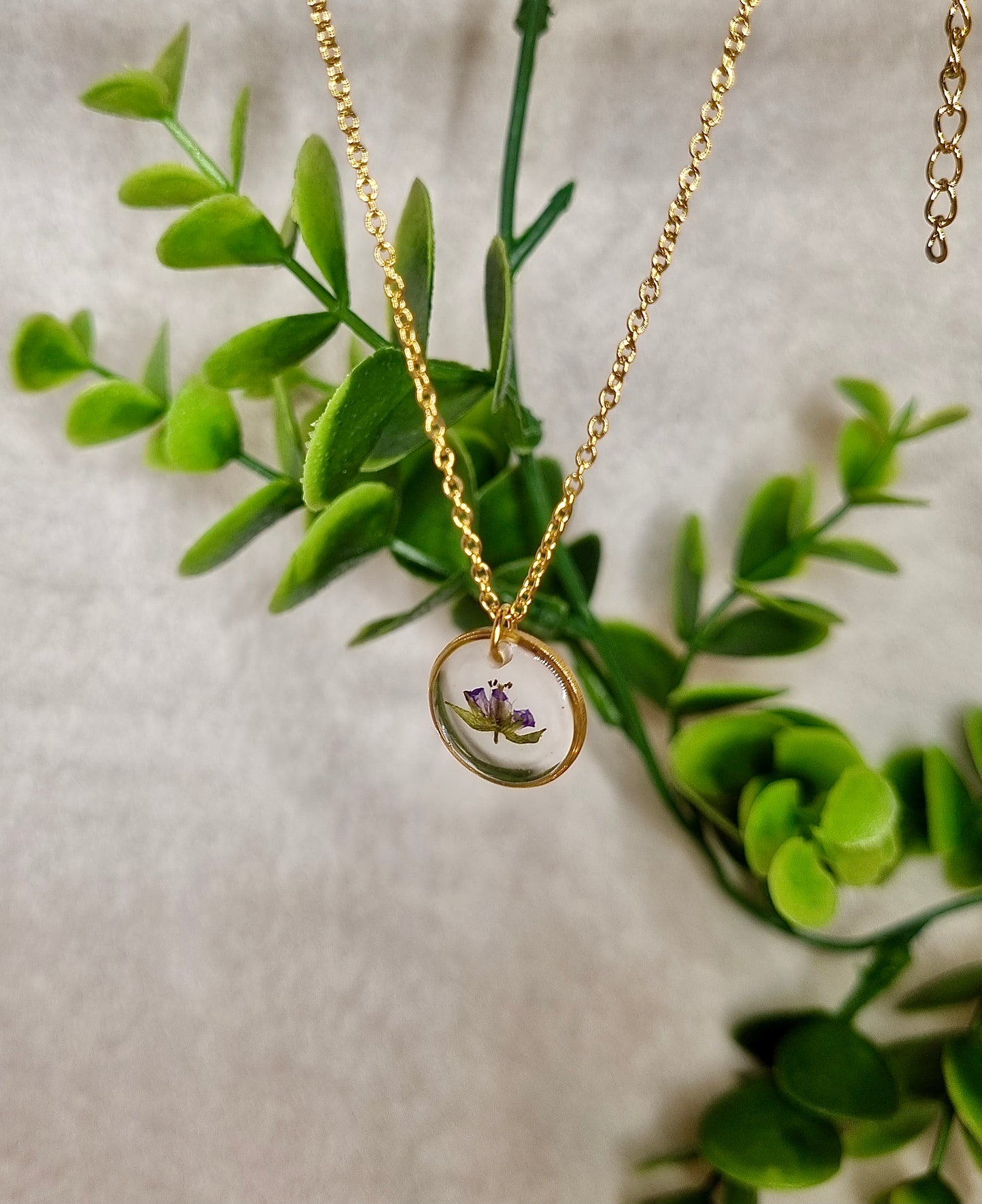 Collier petite fleur violette