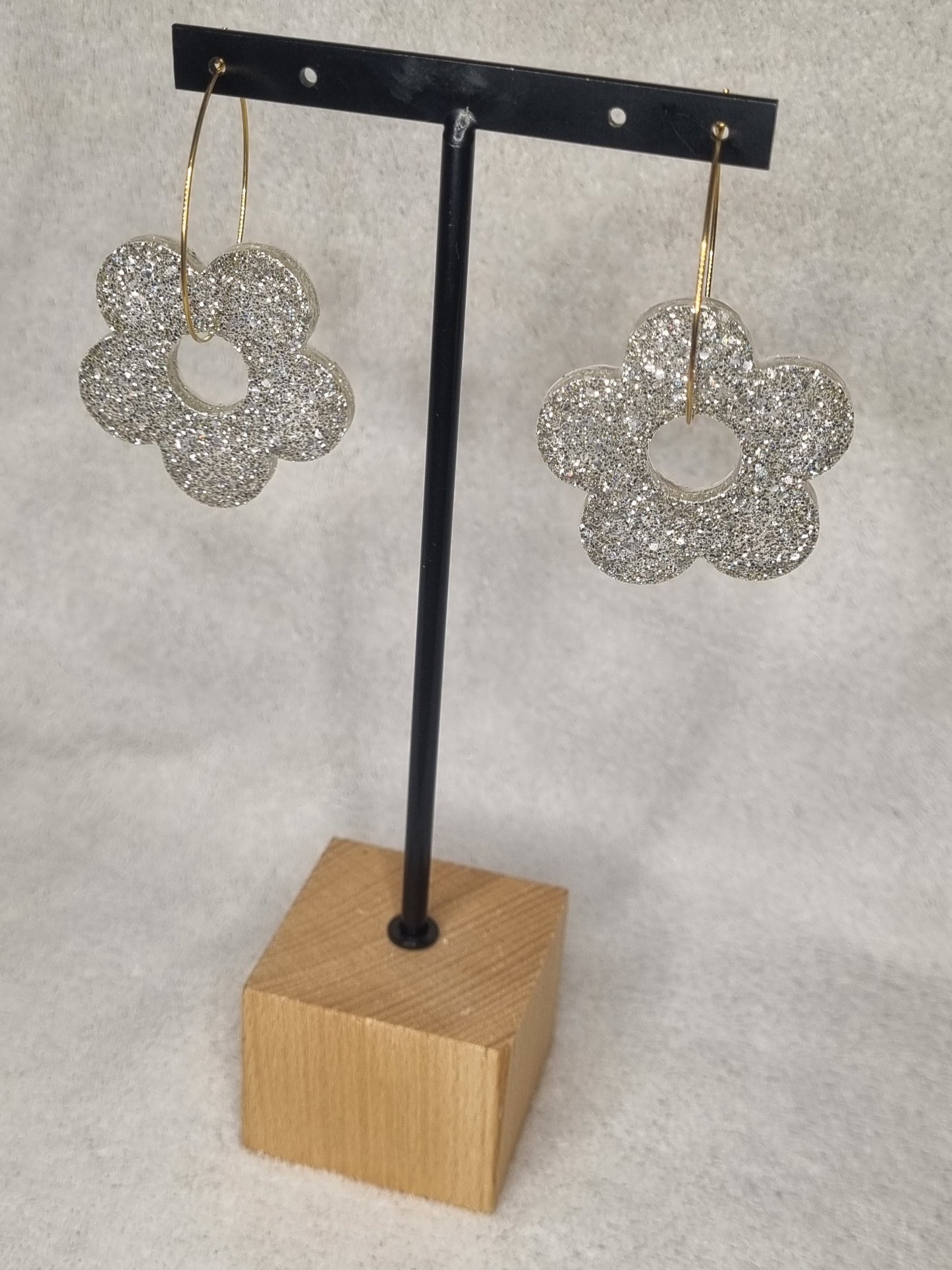 Boucles d'oreilles créoles et fleurs paillettées
